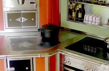 Kachelherd mit anschlie&szlig;enden Ceranfeld