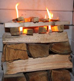 Holzfeuer von oben abbrennen